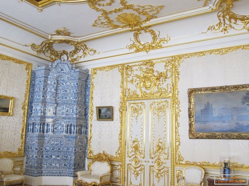 Biely interiér miestnosti so zlatými vzormi