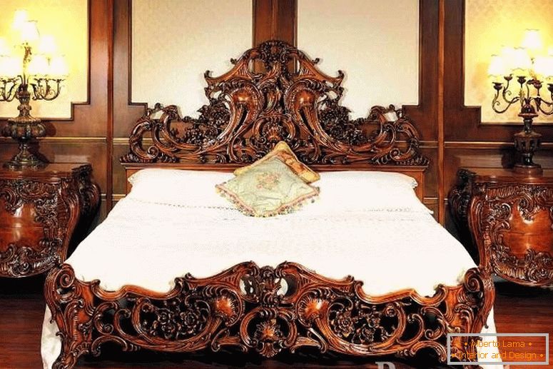 Drevené nočné stolíky a posteľ s vyrezávanými vzormi