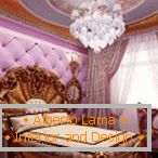 Lilac-zlatý interiér spálne