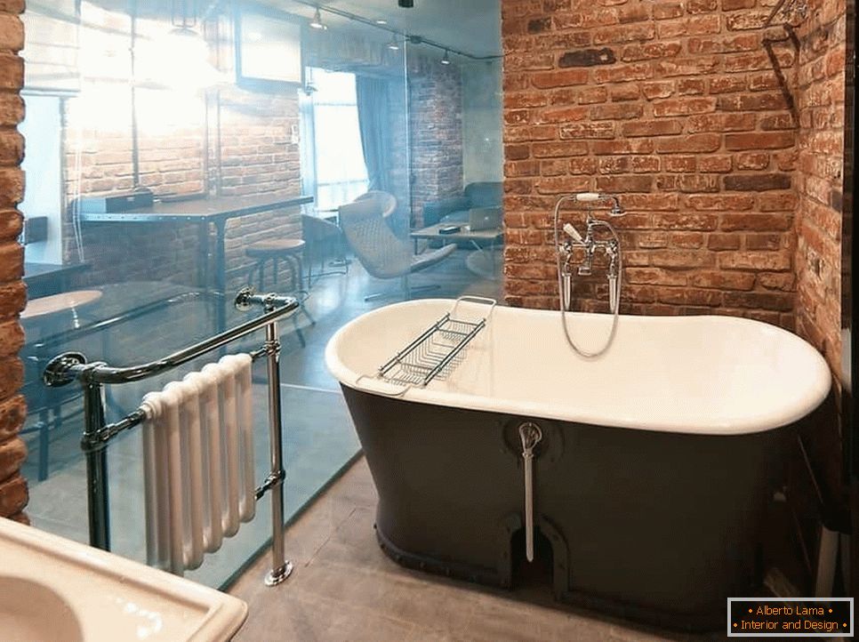 Luxusná kúpeľňa so sklenenou stenou v štýle grunge