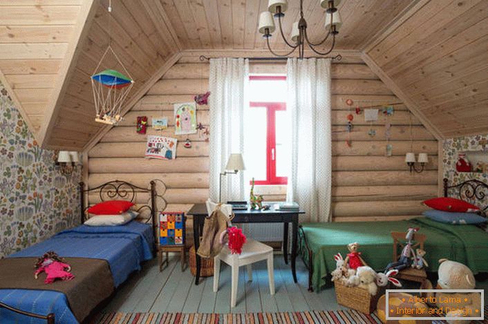 Detská spálňa v štýle country v podkroví. Drevený strop a steny s veľkým oknom dokonale dopĺňajú štýl krajiny.