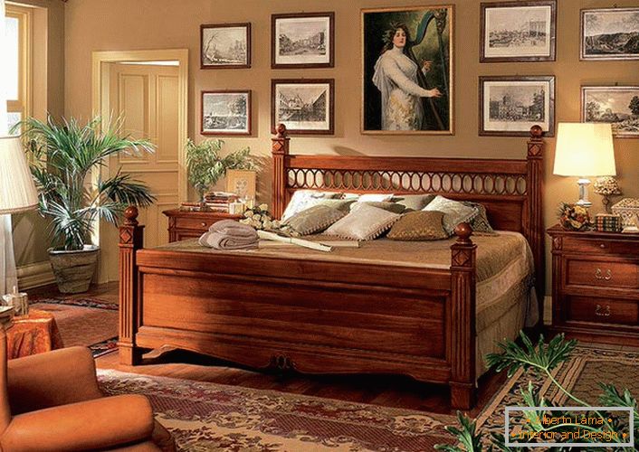 Správne prispôsobený masívny nábytok z dreva pre spálňu v barokovom štýle.