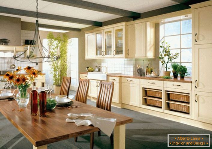 Kuchyňa v štýle krajiny vo veľkom dome dobre-to-do talianskej rodiny. V štýle krajiny je kuchynská sada dreva vo svetle béžových tónov dobre vybraná.
