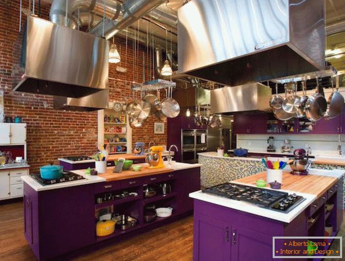 Kuchynská súprava je svetlá fialová - neobvyklé riešenie pre podkrovie.