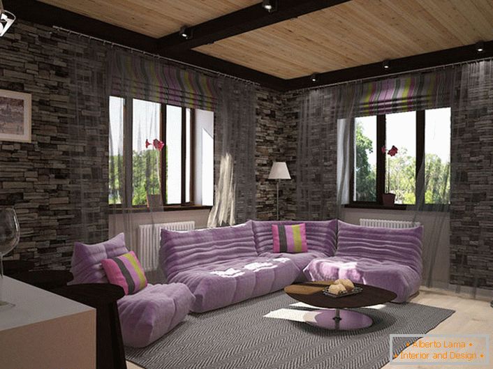 Projektový projekt pre útulnú obývaciu izbu v podkroví. Dekorácia stien kameňa je harmonicky spojená s jemným mäkko-purpurovým nábytkom.