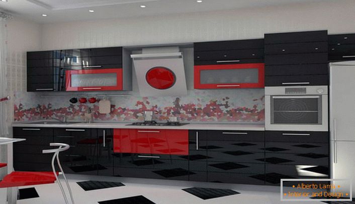 Kombinácia bohatej červenej a kontrastnej čiernej farby je ideálna pre zdobenie kuchyne v secesnom štýle.