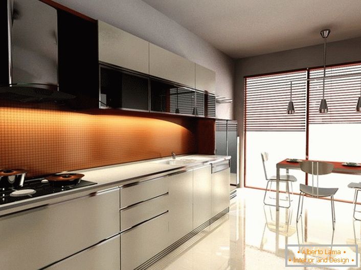 Tlmené svetlo v modernej kuchyni robí atmosféru romantickou. Efekt sa dosahuje pomocou žalúzií, ktoré pokrývajú panoramatické okná.