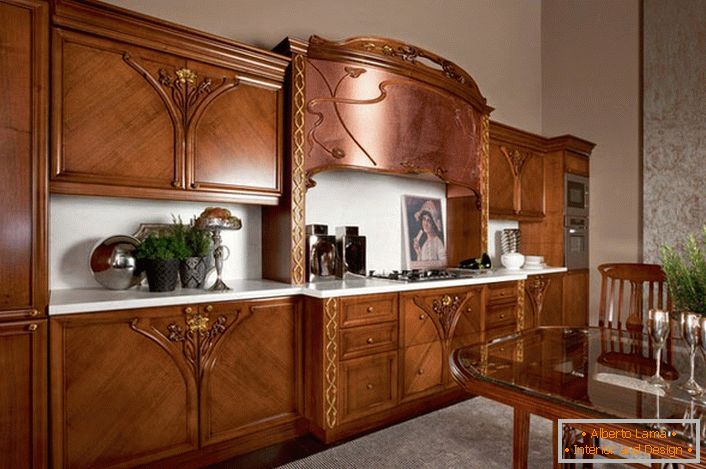 Veľkolepý príklad kuchynskej súpravy v secesnom štýle. Nábytok z prírodného dreva robí interiér atraktívny a skvelý.