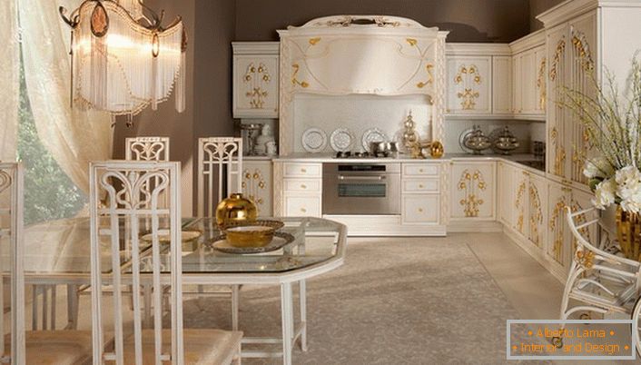 Pozoruhodnými detailmi v dizajne kuchyne v secesnom štýle boli zlaté prvky dekorácie. Mäkké, tlmené svetlo robí situáciu rodinou v teple.