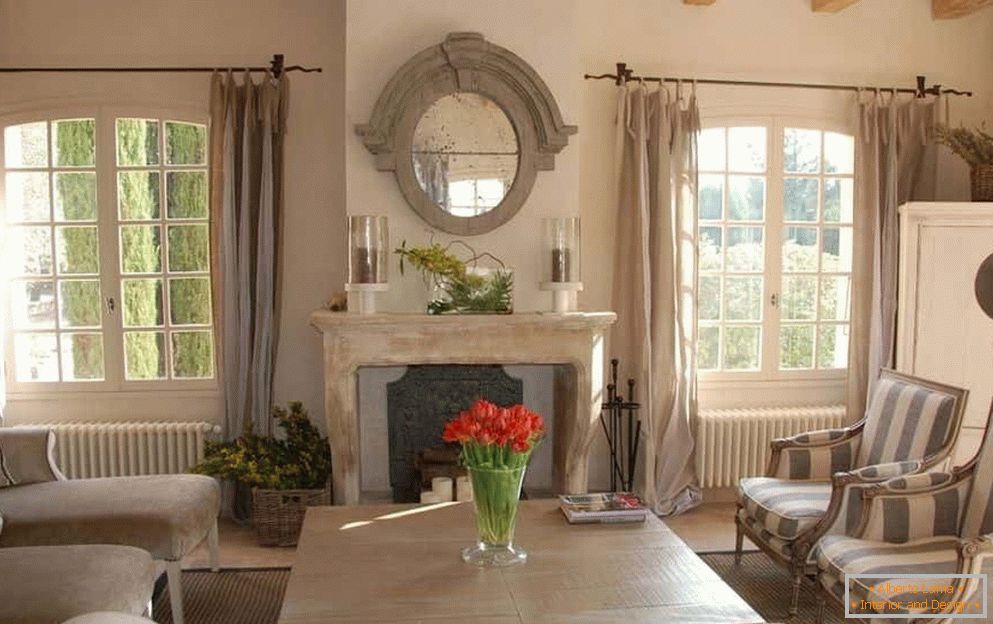 Obývacia izba s francúzskymi oknami a krbom