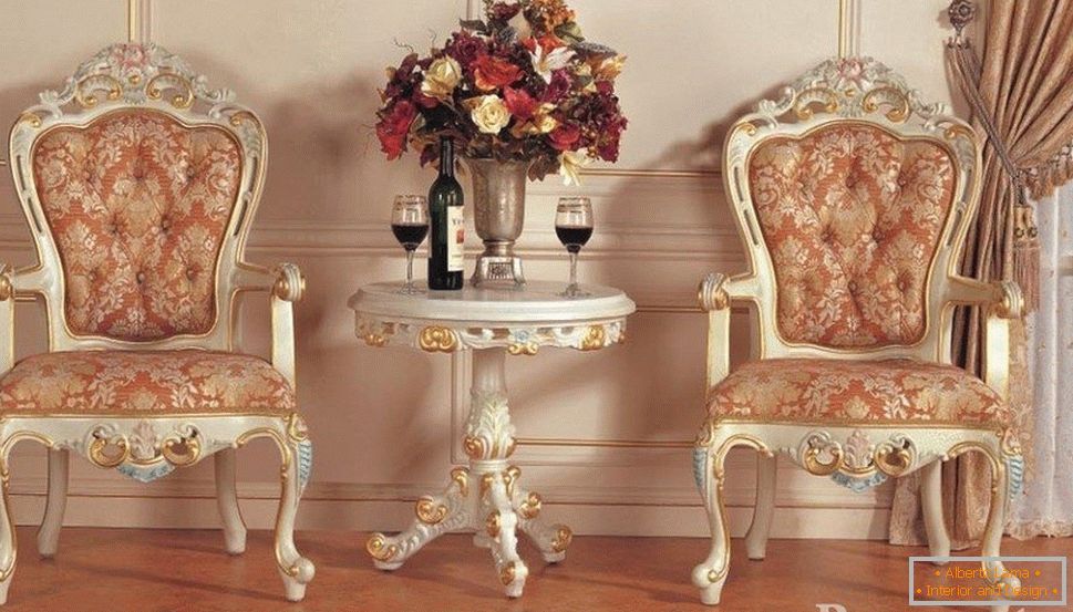 Víno na stole a elegantné stoličky