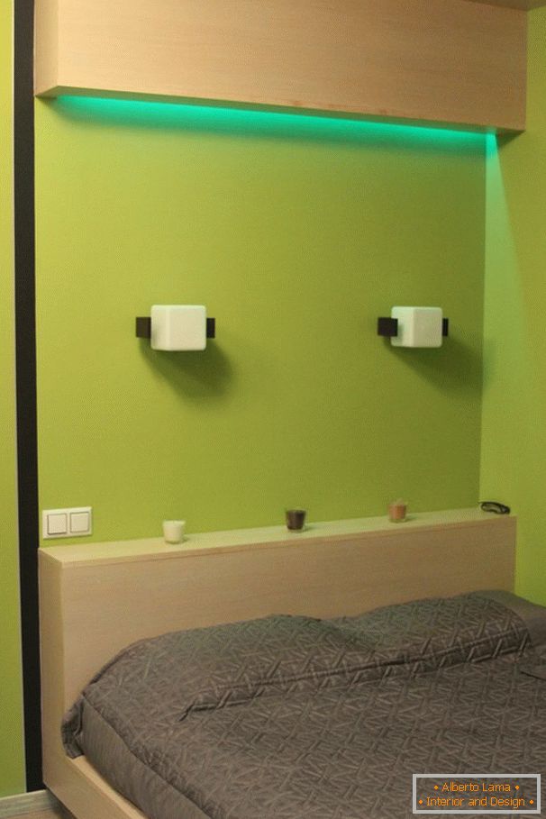 Zelené svetlo nad posteľou v spálni