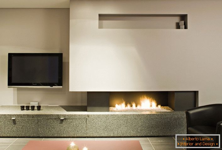 Plynový krb v obývacej izbe v minimalistickom štýle