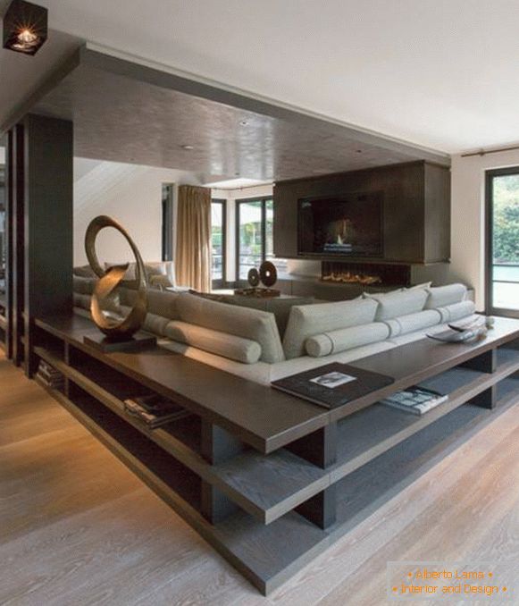 Štýlový dizajn veľkej obývacej izby s policami