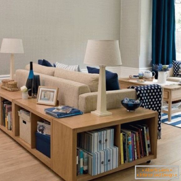 Krásny dizajn obývacej izby s podlahovými policami