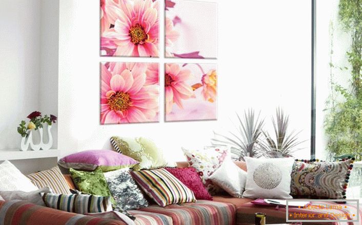 Čoraz častejšie sa majitelia domov rozhodnú pre interiérový dizajn fotografie s kvetinovým písmom. Jemne ružové plátky robia atmosféru v miestnosti romantickou a ľahkou. 