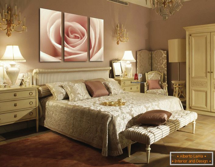 Púzdra bledo ružovej ruže na modulárnych obrazoch dopĺňa luxusný interiér spálne v štýle Art Deco.