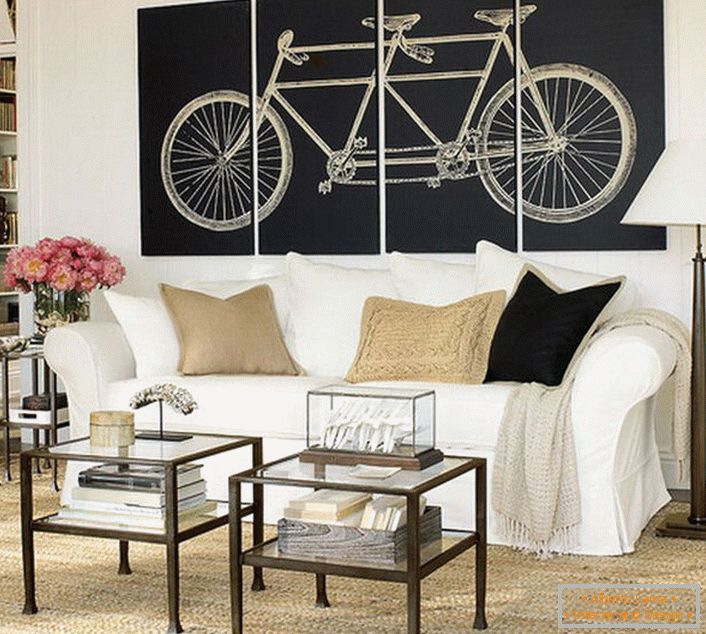 Obývacia izba v škandinávskom štýle je zdobená modulárnymi obrazmi, ktoré zobrazujú bicykel. Nie je preťažený s významom, dizajn robí dizajn kompletný. 