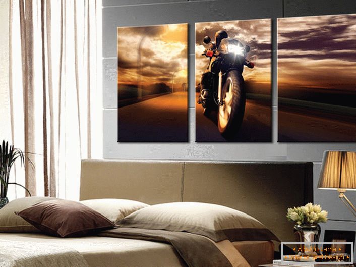 Spálňa mladého študenta je zdobená modulárnym náterom, na ktorom je zobrazený motocyklista.