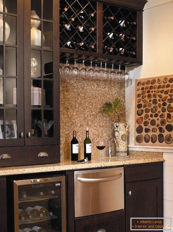 Vstavané skrine na uskladnenie vína v kuchyni