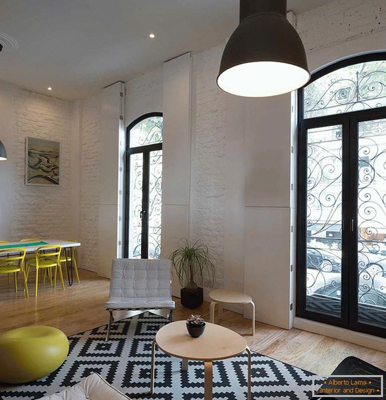 Interiér malého jednopokojového bytu в чёрно-белом цвете