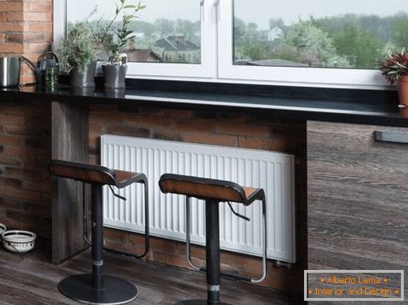 Barový pult a jedálenský stôl namiesto okenného parapetu