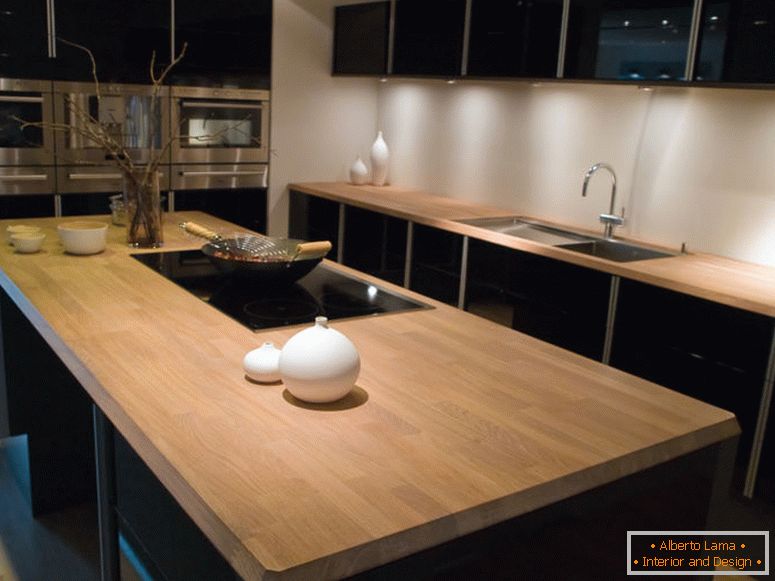 Moderná čistá moderná kuchyňa s čiernymi drevenými prvkami