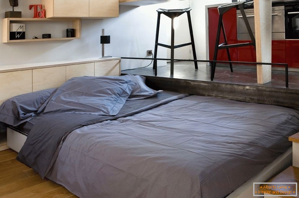 Dvojlôžková posteľ v malej izbe