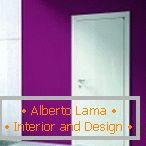 Kombinácia fialovej steny a bielych dverí