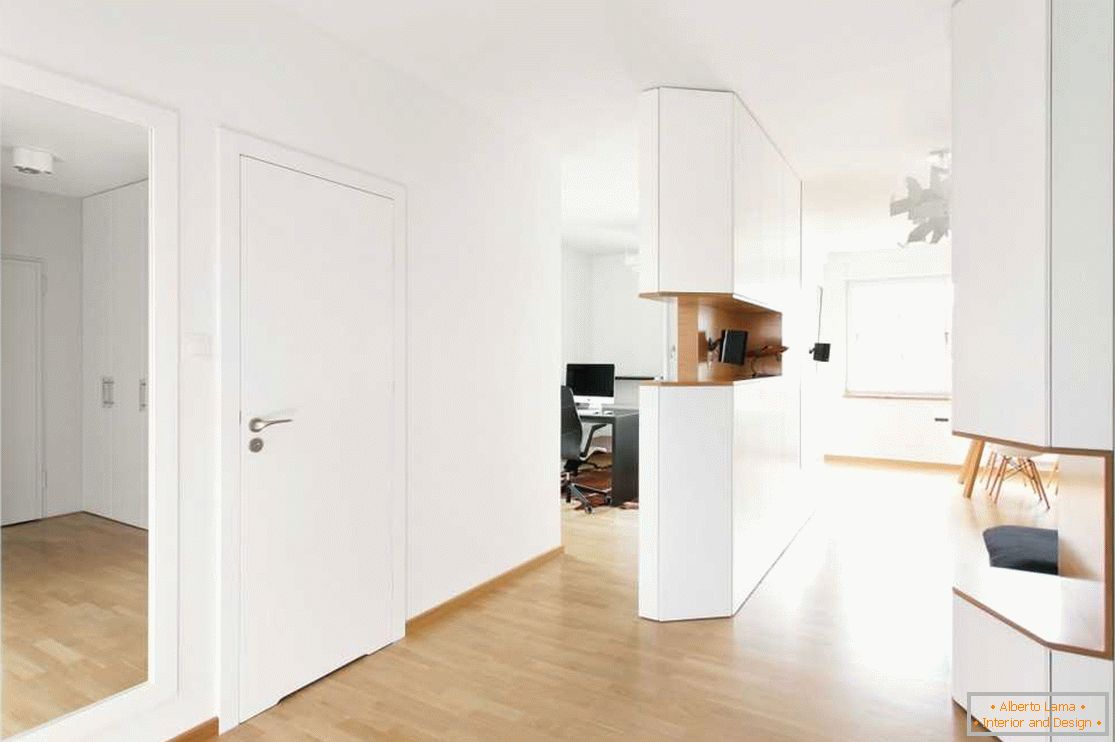 Svetlé dvere v interiéri v štýle minimalizmu