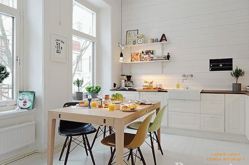 Kuchyňa s bielym interiérom