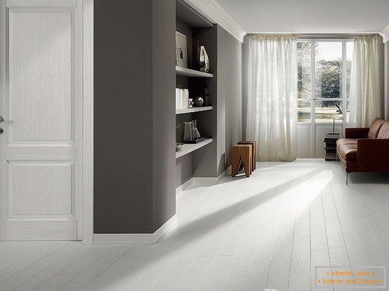 Izba so sivými stenami a bielej podlahy