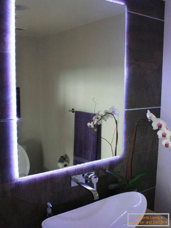 Zrkadlová výzdoba s LED pásikom