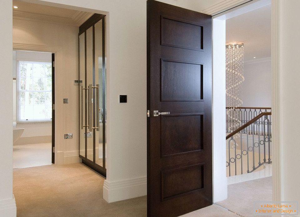 Jednoduché drevené dvere do miestnosti