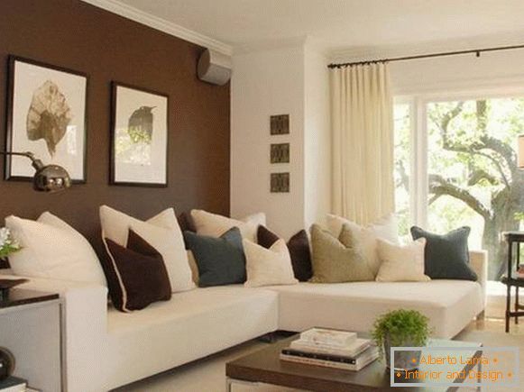 Tmavo hnedé steny v dizajne obývacej izby s bielou pohovkou