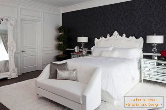 Čierna tapetová stena v spálni s bielym nábytkom