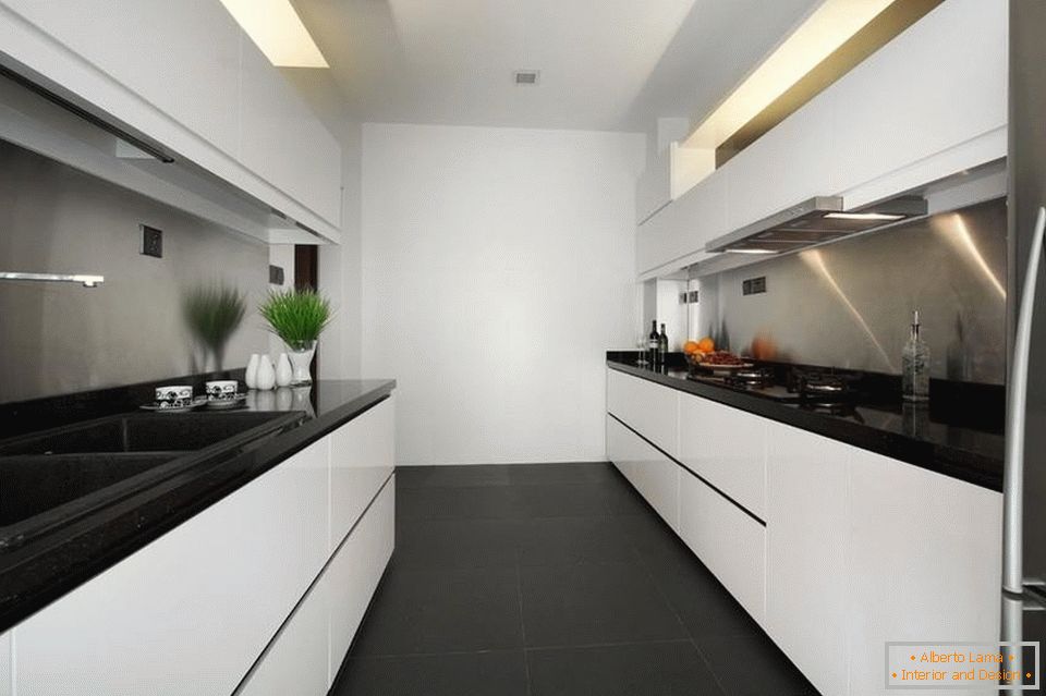 Úzka a dlhá biela kuchyňa s čiernou podlahou