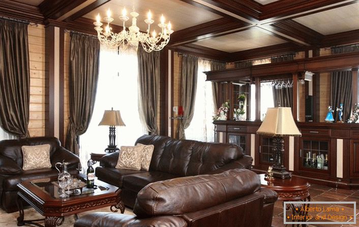 Šikovná izba pre hostí s barovým pultom. Pozornosť priťahuje masívny čalúnený nábytok s kožou. 