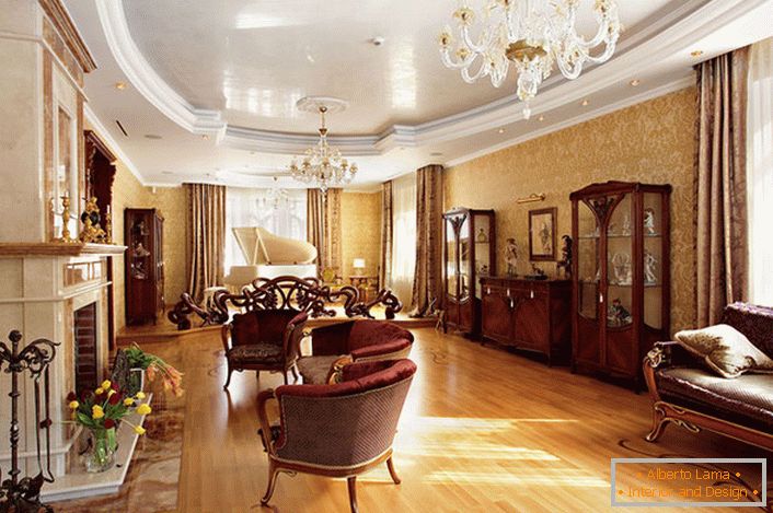 Príklad vhodne vybraného nábytku pre obývaciu izbu v anglickom štýle. Hladké čiary, svetlé, kontrastné čalúnenie, vyrezávané drevené nohy - rysy ušľachtilého anglického štýlu.
