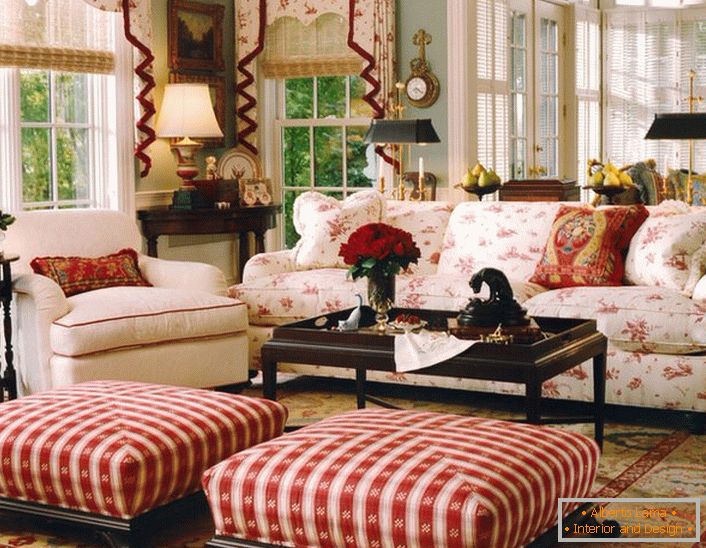 Jednoduchá, skromná a útulná obývacia izba v anglickom štýle v malej dedinke. Akcenty červenej robia atmosféru v miestnosti uvoľnenou a veselou.