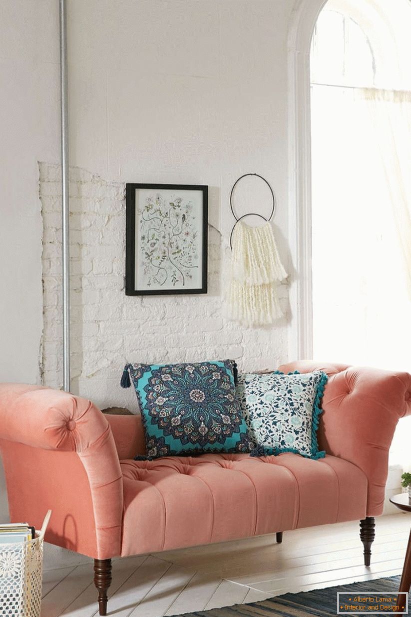 Krásna pohovka Antoinette Fainting Sofa Urban Outfitters