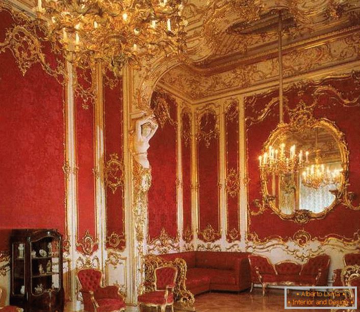 Obývacia izba v dome je riadne vyzdobená červeným nábytkom. Vznešená červená farba je dokonale kombinovaná so zlatými prvkami.