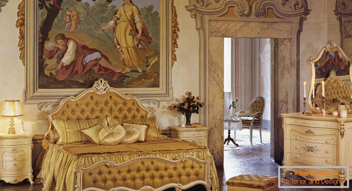 Izba v barokovom štýle v zlatých farbách. Stenu na hlave postele zdobia obrovské antické maľby.