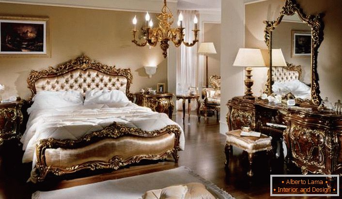 Luxusná rodinná izba v barokovom štýle v dedinke. Jasnou črtou každého nábytku v miestnosti je jeho ľahkosť a slávnosť.