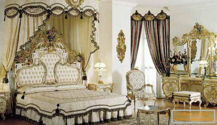V strede kompozície je štvorposteľová posteľ. V súlade so štýlom baroka v miestnosti je masívny toaletný stolík so zlatým povrchom.