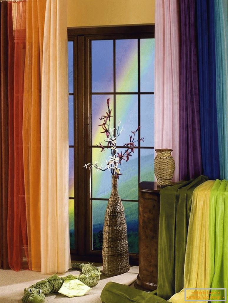 Viacfarebné záclony na okne