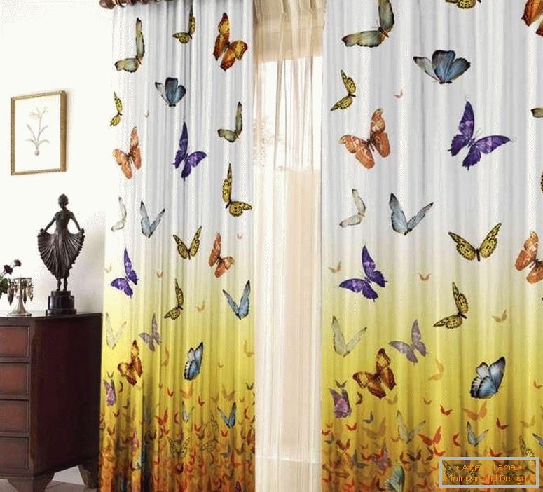 Záclony s motýľmi v miestnosti