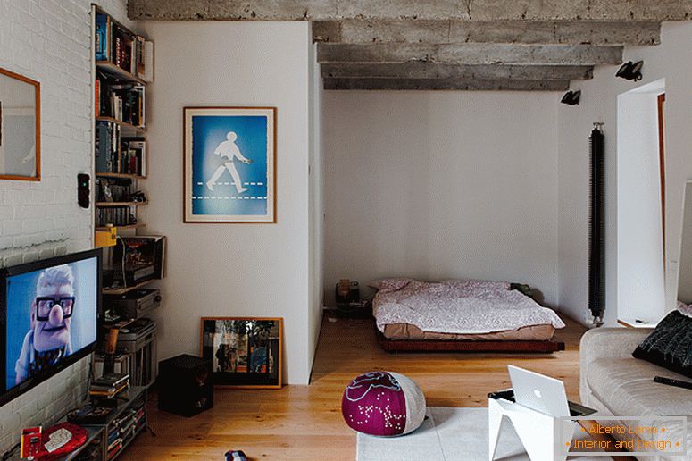 Interiér spálne malého bytu na Slovensku