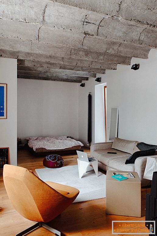 Interiér obývacej izby malého bytu na Slovensku