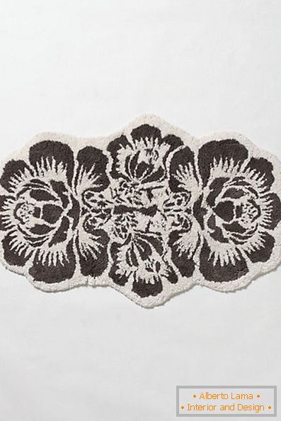 Kúpeľová rohožka s kvetinovým písmom